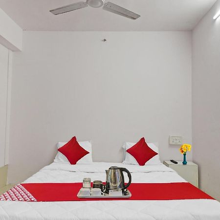 Hotel O Cozy Rooms Surat Exterior photo